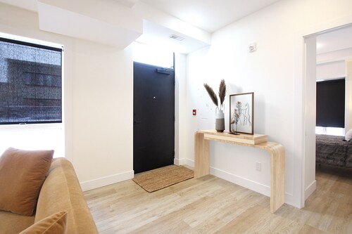 Executive 1 Bedroom Plus Office in Walkable Central Location