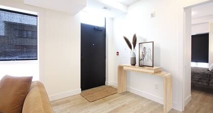 Executive 1 Bedroom Plus Office in Walkable Central Location