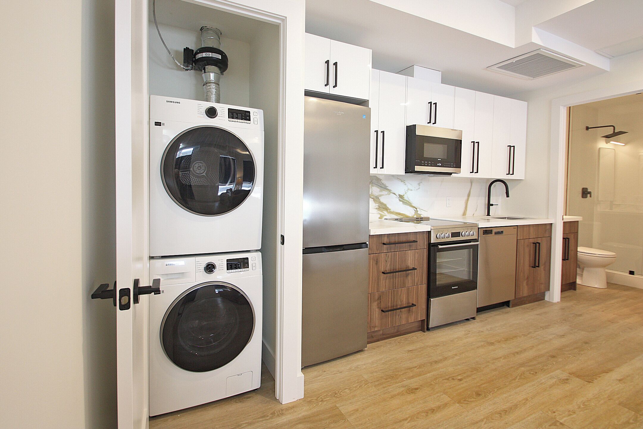 Un four, surface de cuisson, lave-vaisselle