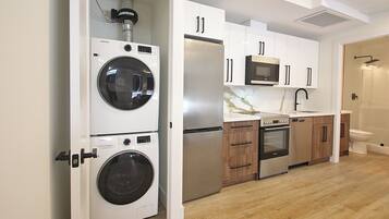 Un four, surface de cuisson, lave-vaisselle