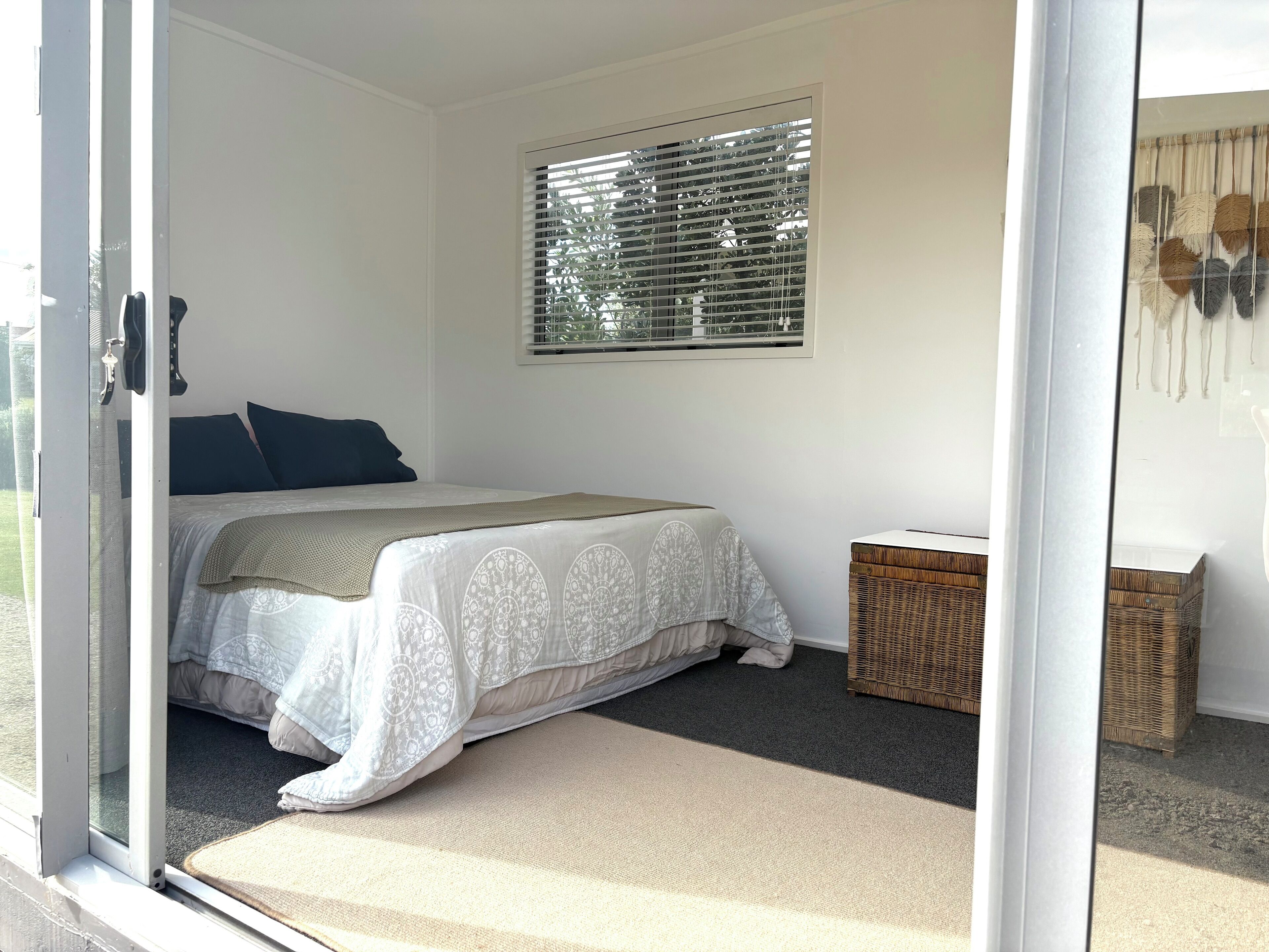 1 soverom og strykejern/-brett