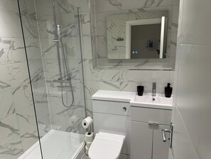 Shower, hair dryer, towels, toilet paper - 59 Whitstable - One Bedroom Ground Floor Flat (Whitstable)