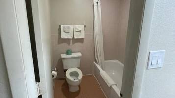 Banheira, sabonete, shampoo, papel higiênico