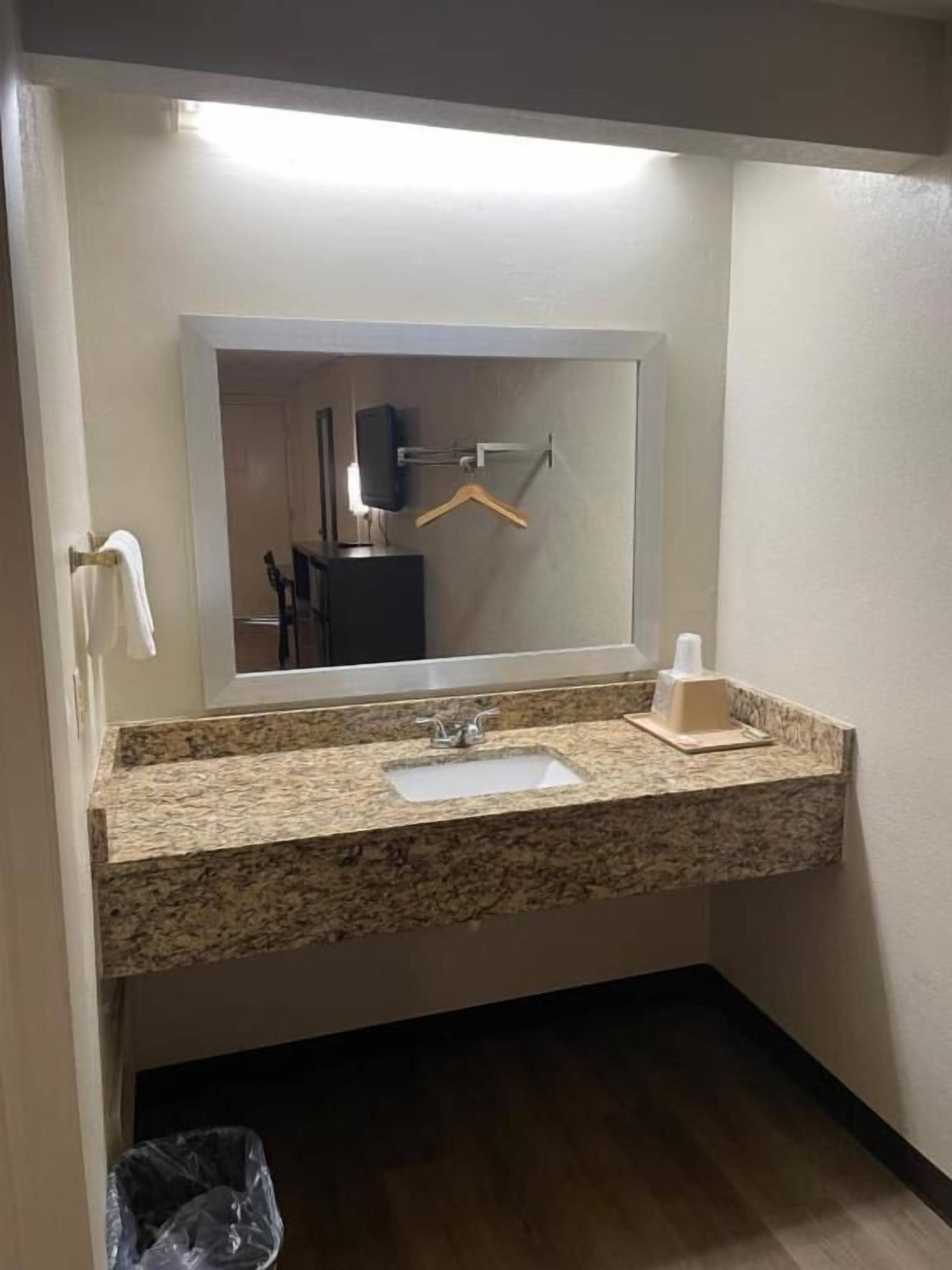 Bañera, jabón, shampoo, papel higiénico