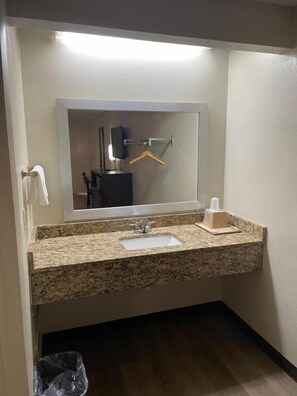 Tina, jabón, shampoo, papel de baño 