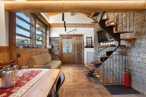 TV - Chalet 'Casa Promindoz' with Mountain View, Private Garden and Relaxation (Valtournenche)