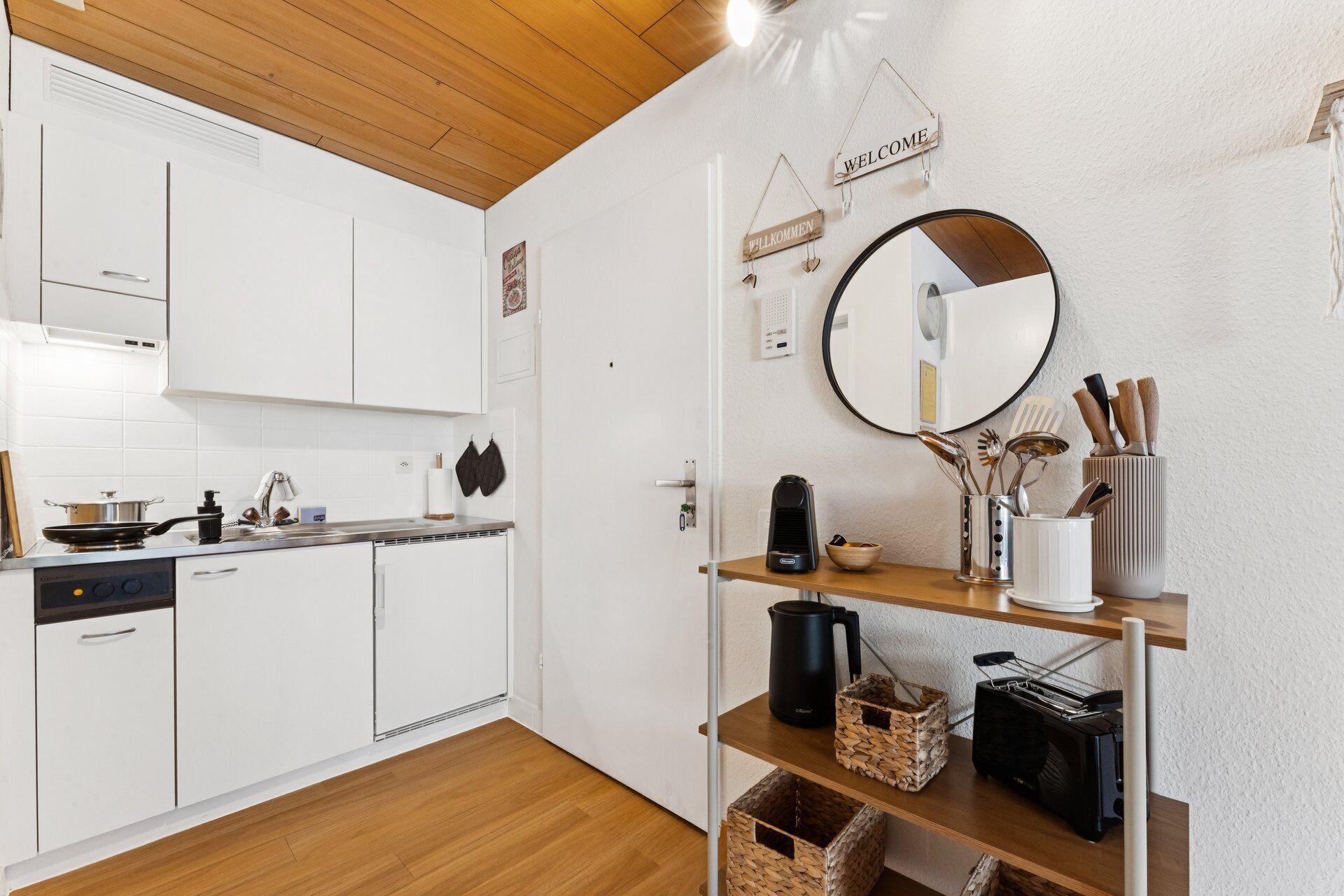 Refrigerador, parrilla de estufa, cafetera y tetera y tetera eléctrica 