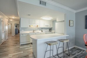 Fridge, microwave, oven, stovetop - Enjoy Peace, No Crowds at the beachfront Saltwater Sanctuary, Walk to Tootsie's (Panama City Beach)