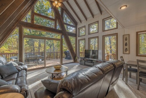 The Trailshead Chalet: hot tub, fire pit, play fort, grill & more