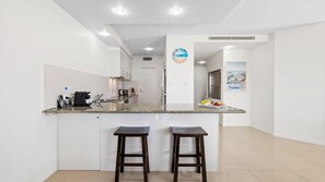 Microwave, oven, dishwasher, coffee/tea maker - Ming 3 – Beachfront on Marine Parade (Kingscliff)
