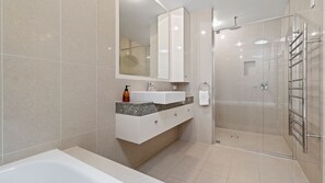Shower, hair dryer - Ming 3 – Beachfront on Marine Parade (Kingscliff)