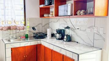 Basic-Ferienhütte, 1 King-Bett, Küche | Eigene Küche | Mikrowelle, Wasserkocher mit Kaffee-/Teezubehör, Wasserkocher, Esstisch