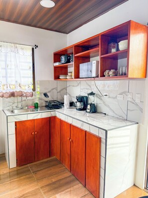 Basic-Ferienhütte, 1 King-Bett, Küche | Eigene Küche | Mikrowelle, Wasserkocher mit Kaffee-/Teezubehör, Wasserkocher, Esstisch