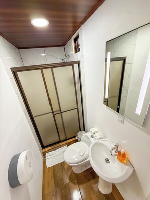 Shower, hair dryer, towels, soap - Refugio Las Cortezas  (La Fortuna)