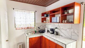 Basic-Zimmer, Balkon, Bergblick | Eigene KĂŒche | Mikrowelle, Wasserkocher mit Kaffee-/Teezubehör, Wasserkocher, Esstisch