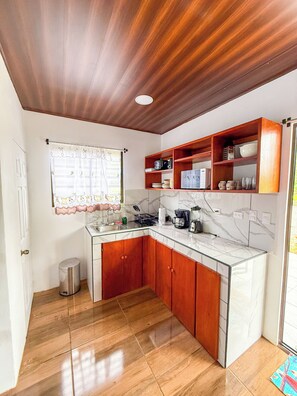 غرفة بتجهيزات أساسية - بشرفة - منظر للجبل | مطبخ خاص | ميكروويف، ماكينة لصنع القهوة/الشاي، غلّاية كهربائية، مائدة طعام