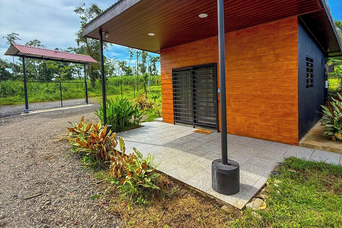 Basic-Ferienhütte, 1 King-Bett, Küche | Verdunkelungsvorhänge, kostenloses WLAN