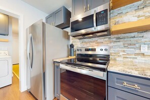 Refrigerador, microondas, horno y parrilla de estufa 