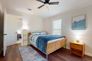 3 bedrooms, iron/ironing board, Internet, bed sheets - Modern cozy house with full kitchen, dining & living area, TV, close to downtown (Austin)