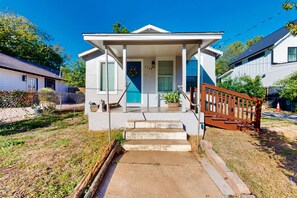 Exterior - Modern cozy house with full kitchen, dining & living area, TV, close to downtown (Austin)