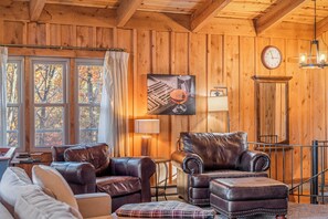 智能电视、壁炉、书