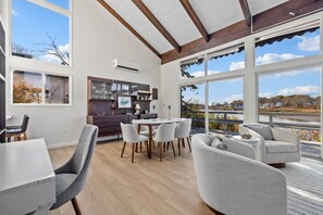 Dining - Cape Porpoise Harbor's Edge Cottage with Pier (Kennebunkport)