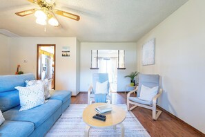 Smart TV, books - Cozy 2BR Retreat+Bike Everywhere+Sleeps 6+Grill (Bentonville)