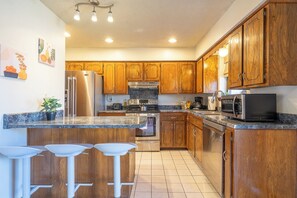 Fridge, microwave, oven, stovetop - Cozy 2BR Retreat+Bike Everywhere+Sleeps 6+Grill (Bentonville)