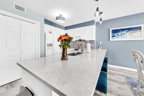 Fridge, microwave, oven, stovetop - 🦩Book Me Baby! Kiss The Sky in Fort Walton Beach🦩 (Fort Walton Beach)