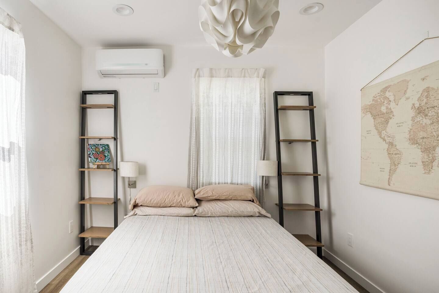 2 habitaciones, tabla de planchar con plancha, wifi y ropa de cama 