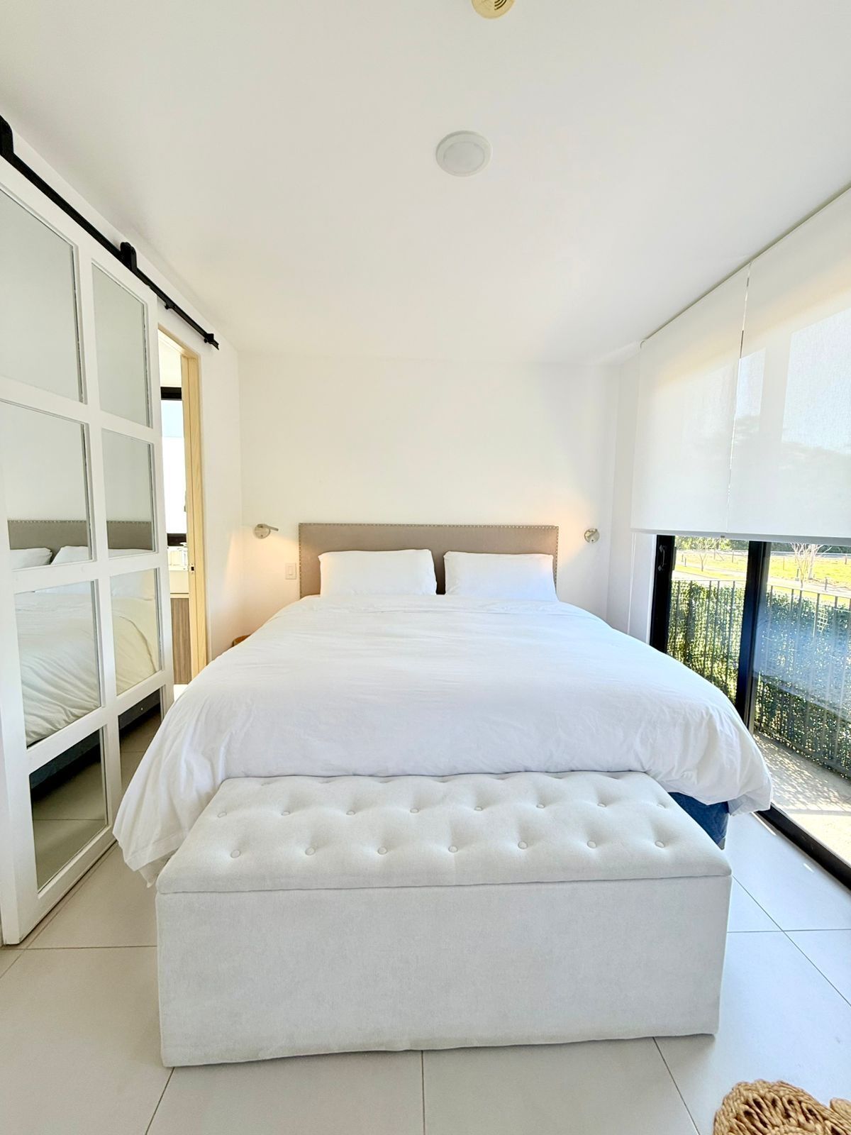 Een strijkplank/strijkijzer, wifi, beddengoed