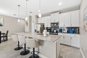 Fridge, microwave, oven, stovetop - Gorgeous Town House Close To Disney (Davenport)