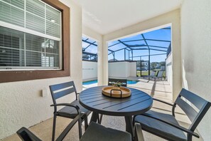 Outdoor dining - Gorgeous Town House Close To Disney (Davenport)