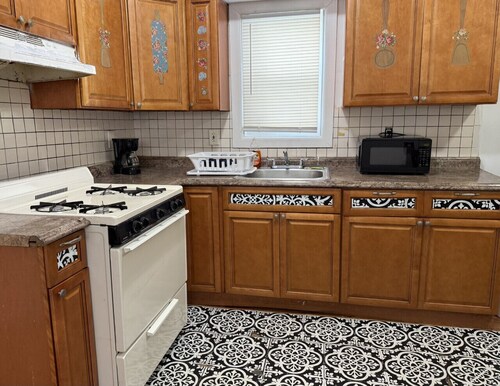 Private house with 4 bedrooms 2 bathrooms, NYC direct bus 1 block away