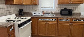 Private house with 4 bedrooms 2 bathrooms, NYC direct bus 1 block away