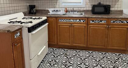 Private house with 4 bedrooms 2 bathrooms, NYC direct bus 1 block away