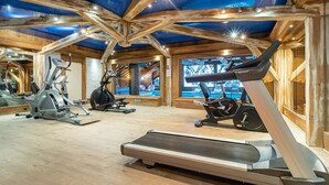 Ein Fitnessstudio mit Laufbändern, Ergometer und Crosstrainern.