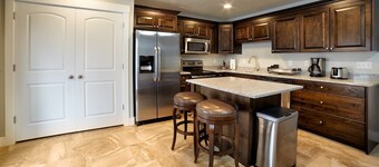 New 12 Bd+12 Bath+Comfortably Sleeps 24+Spas+Views+Hot Tubs+Fiber+Best Location!