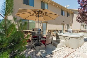 Outdoor dining - New 12 Bd+12 Bath+Comfortably Sleeps 24+Spas+Views+Hot Tubs+Fiber+Best Location! (Ogden)