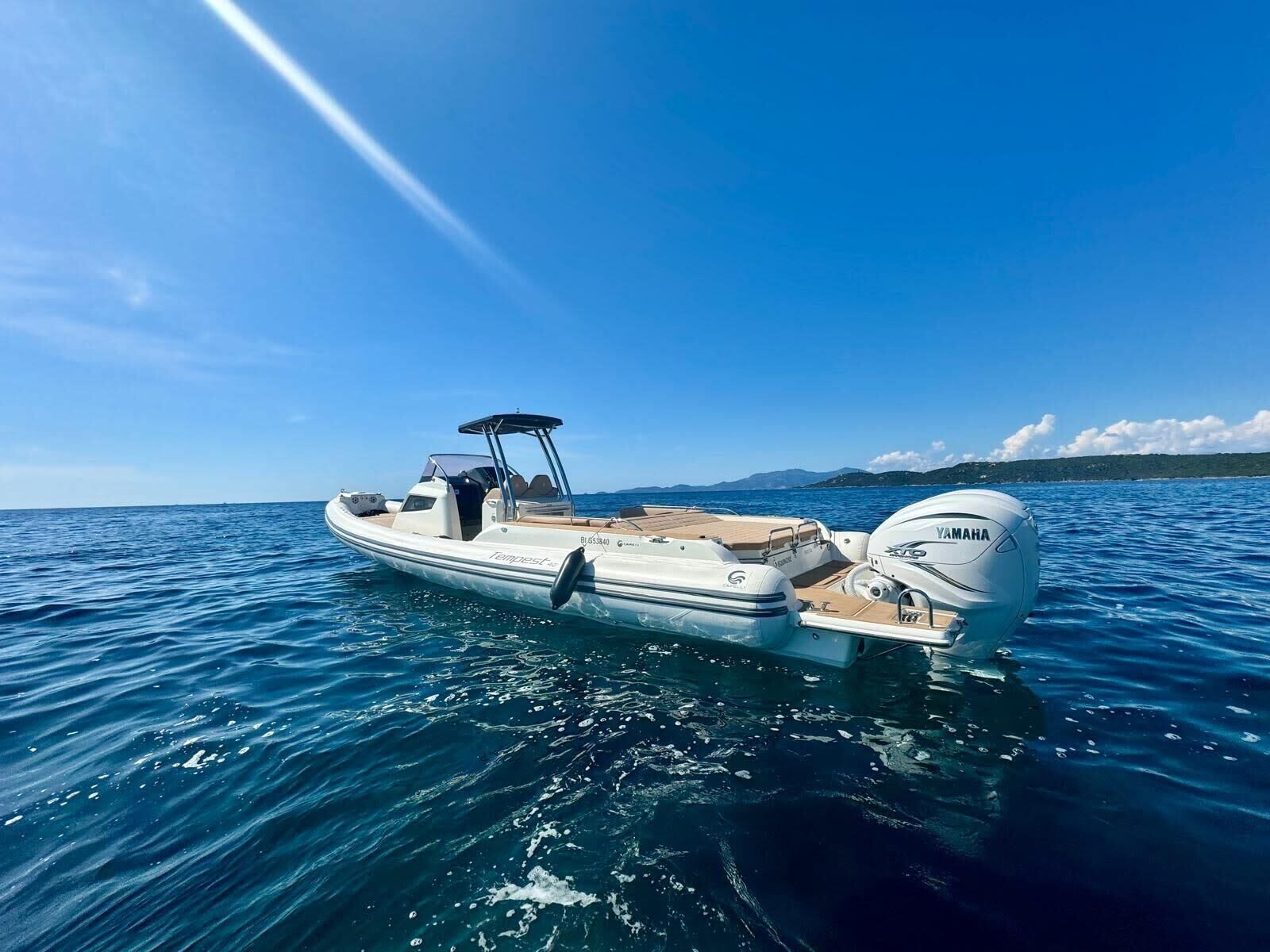 Un petit bateau à moteur équipé d’un moteur hors-bord Yamaha, naviguant sur une eau calme.