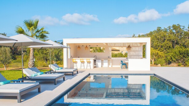 A modern outdoor pool area with lounge chairs, a bar, and a kitchen. - Villa Alimea Di San Ciprianu (sainte lucie de porto vecchio)