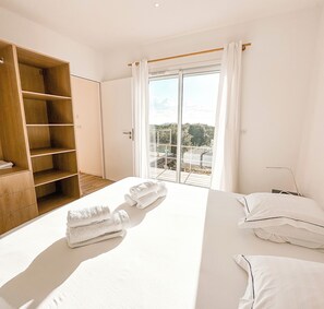 4 habitaciones, tabla de planchar con plancha, cuna de viaje y wifi 