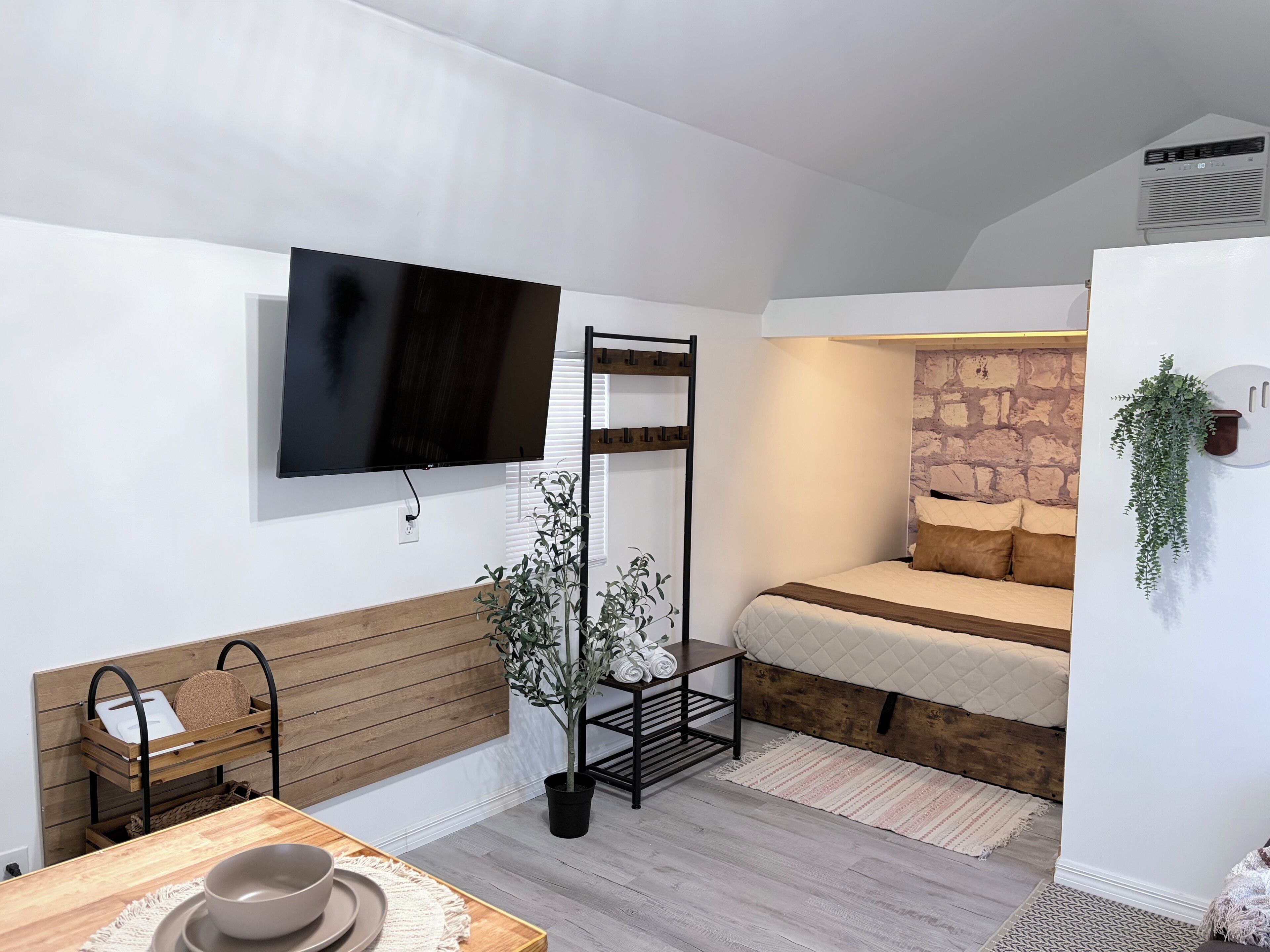 Iron/ironing board, internet, bed sheets