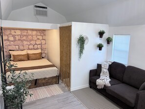 Iron/ironing board, Internet, bed sheets - Bohemian and Romantic Cabin (Ocala)