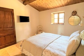 2 habitaciones, tabla de planchar con plancha, cuna de viaje y wifi
