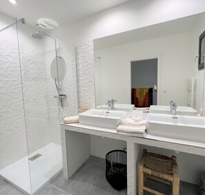 Dusche, Haartrockner, Handtücher