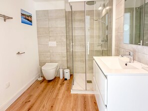 Douche, sèche-cheveux, serviettes fournies