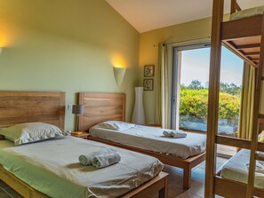 3 slaapkamers, een strijkplank/strijkijzer, wifi, beddengoed