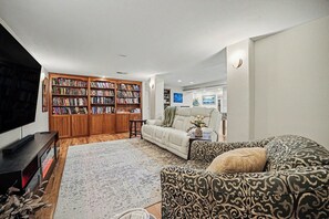 TV, fireplace - The Lily Pad-1700sqft Exec Suite. Kitchen, Office, Gym, theater. Shared Entrance (Broomfield)