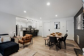 智能電視、壁爐、電子遊戲、乒乓球設施